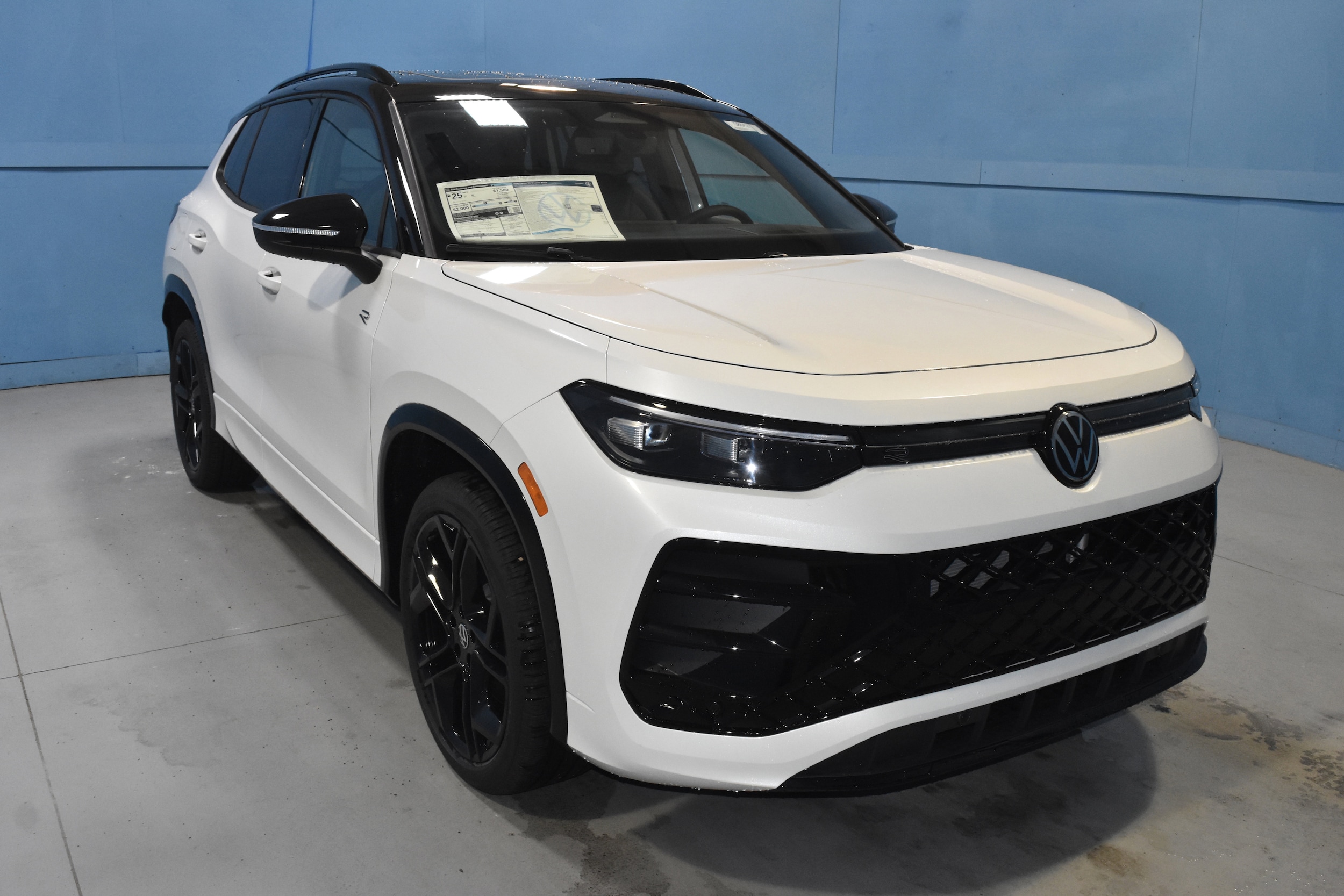 2026 Volkswagen Tiguan 2.0T SE R-Line Black 4Motion's photo