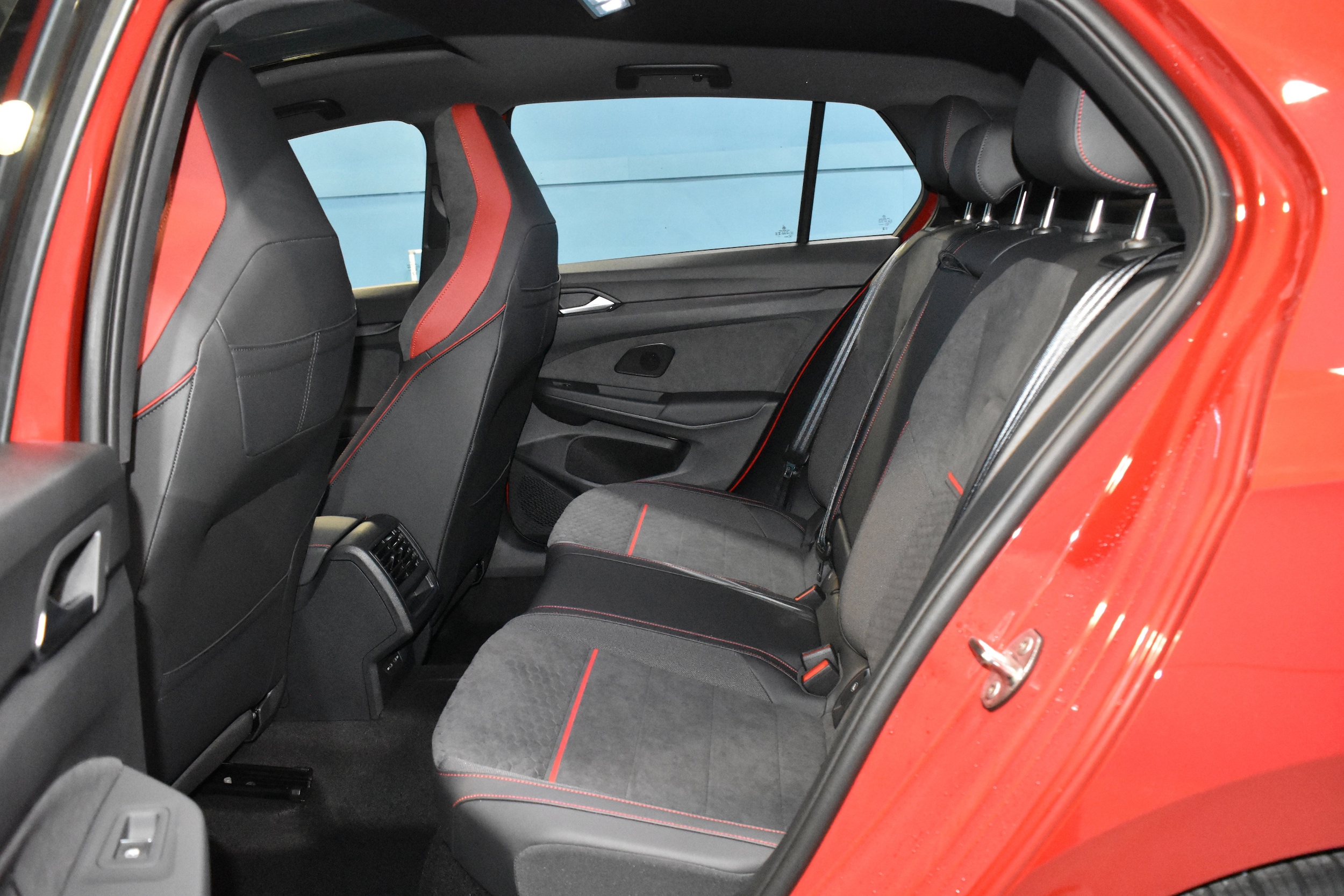 2025 Volkswagen Golf GTI SE - Photo 14
