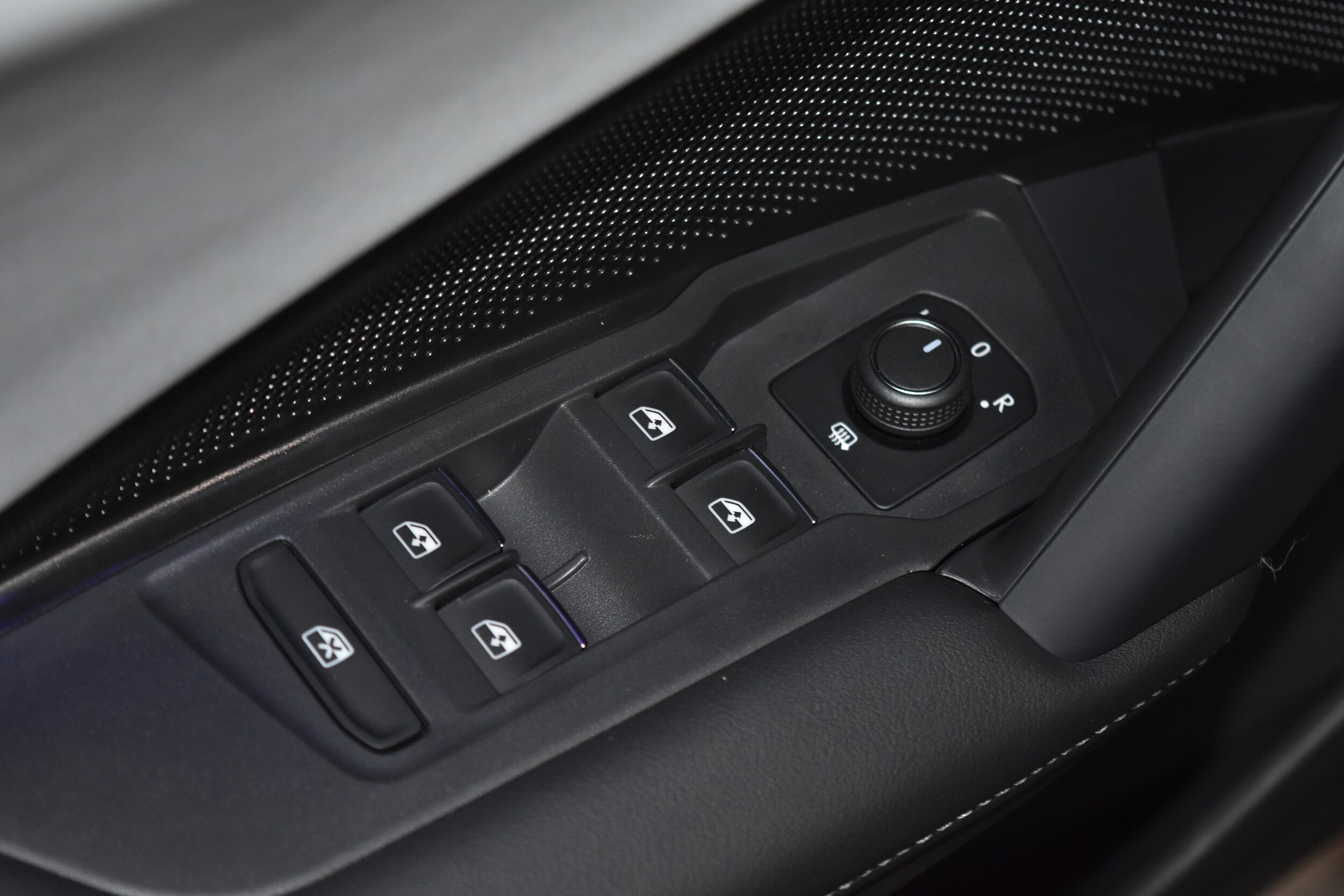 2025 Volkswagen Tiguan SE R-Line Black photo 5