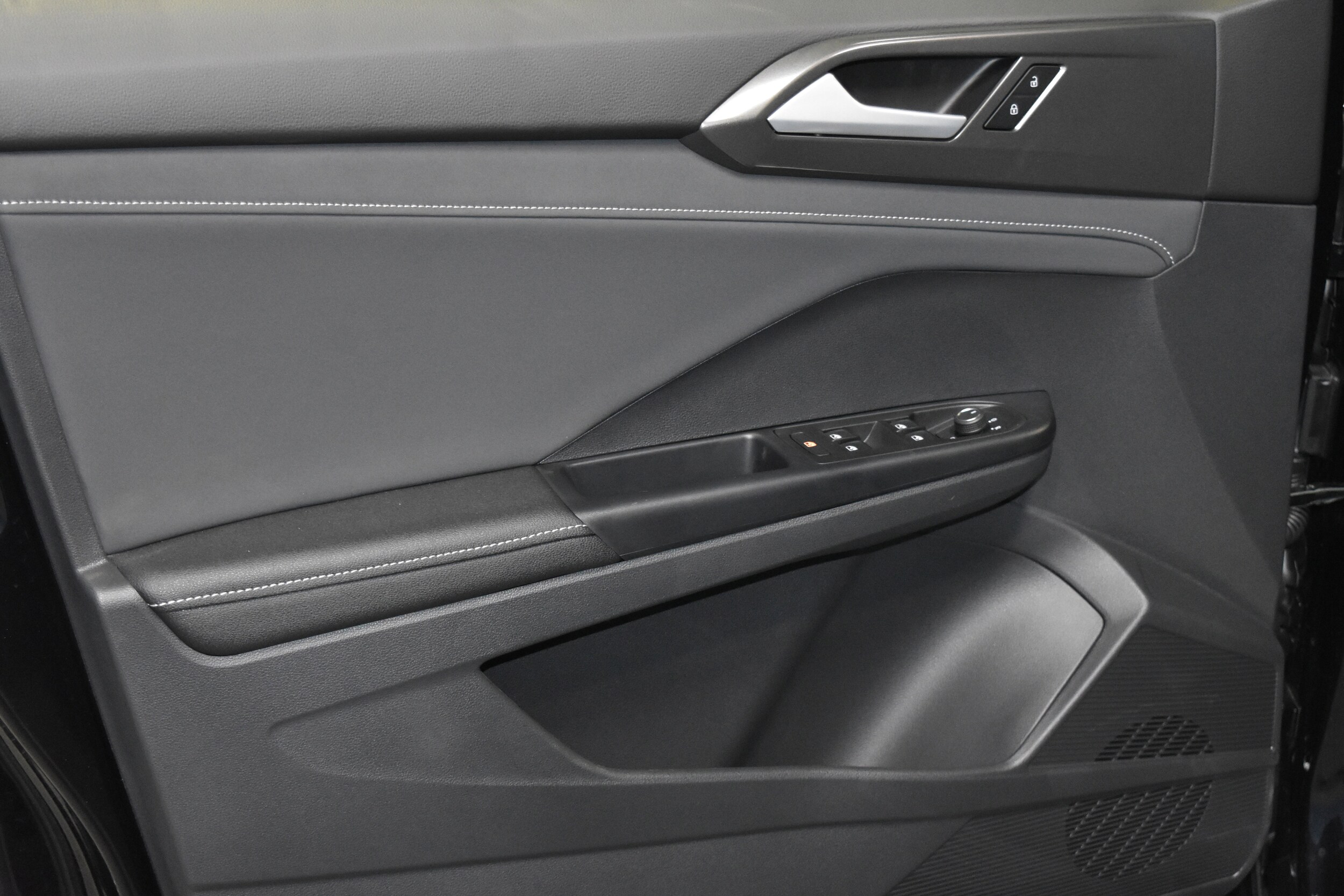 2025 Volkswagen Taos SE photo 4