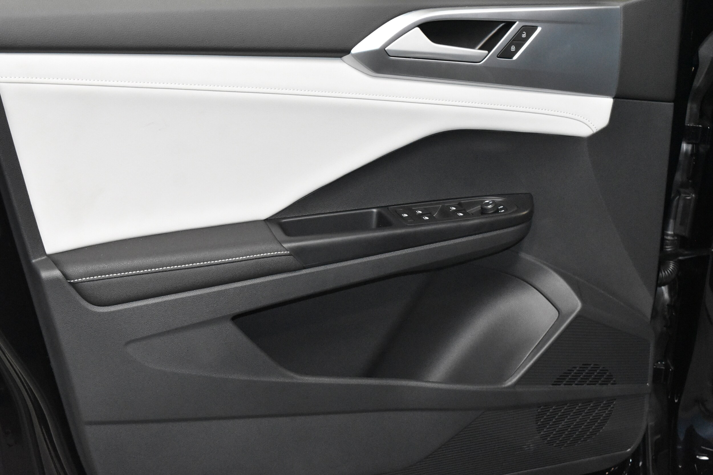 2025 Volkswagen Taos SE photo 4