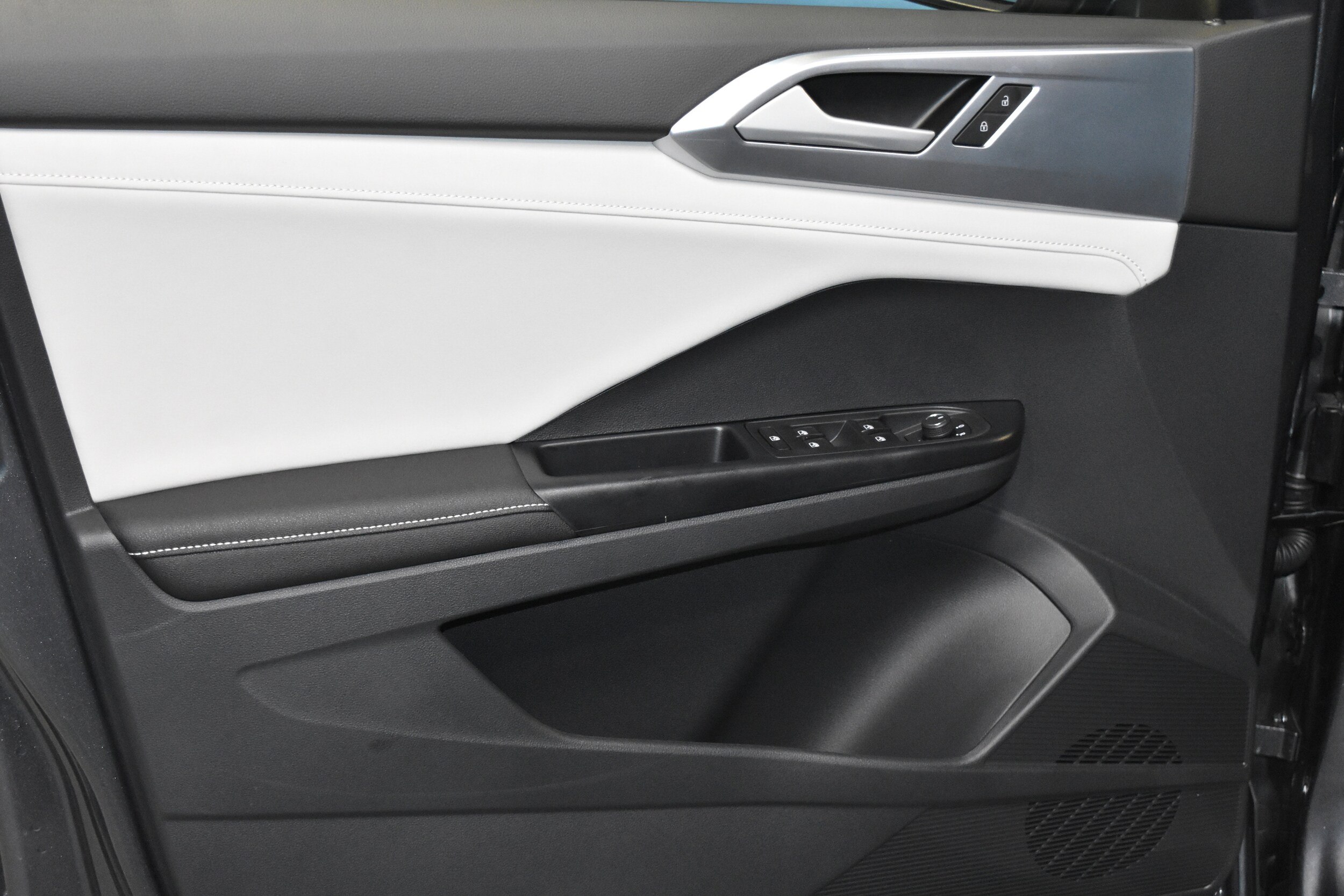 2025 Volkswagen Taos SE photo 4