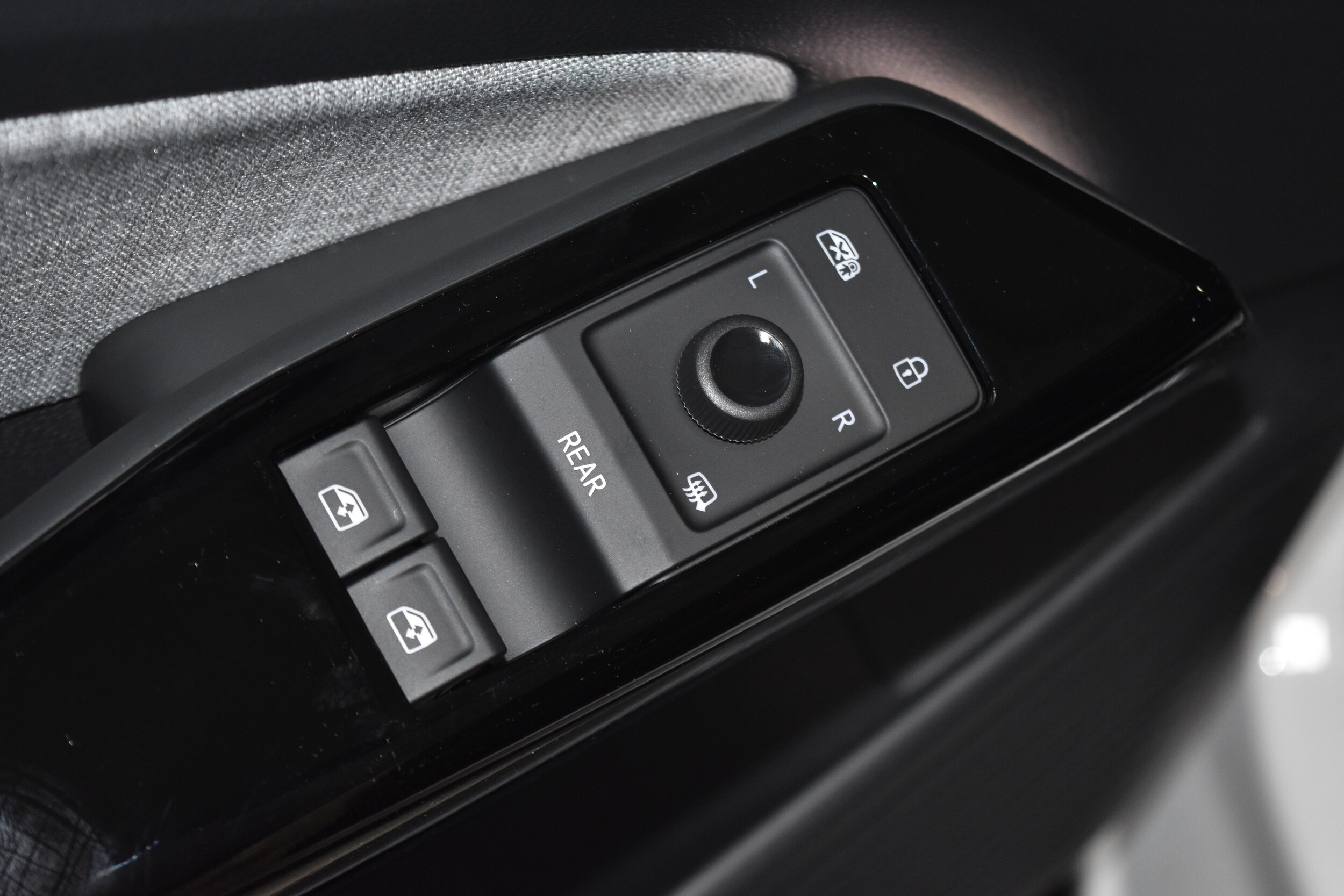 2025 Volkswagen ID.4 Pro photo 3