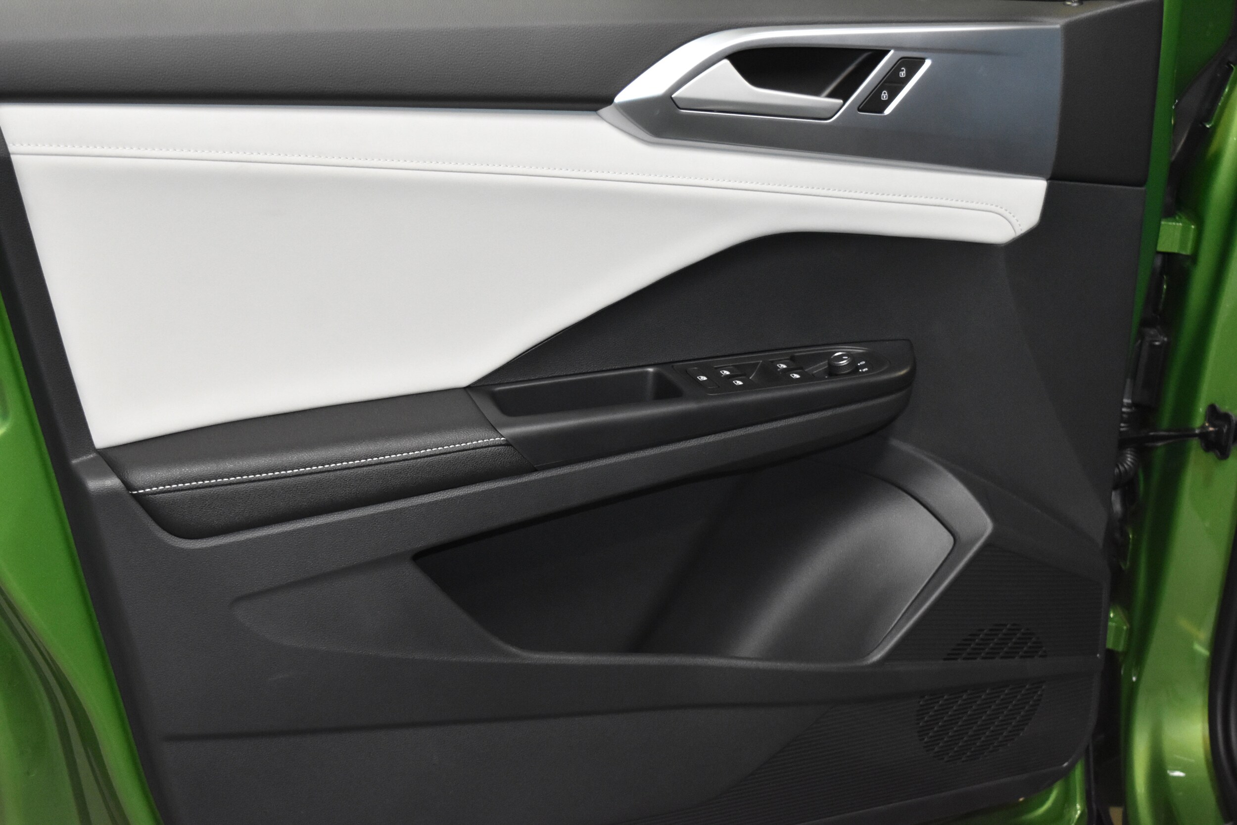 2025 Volkswagen Taos SE photo 4