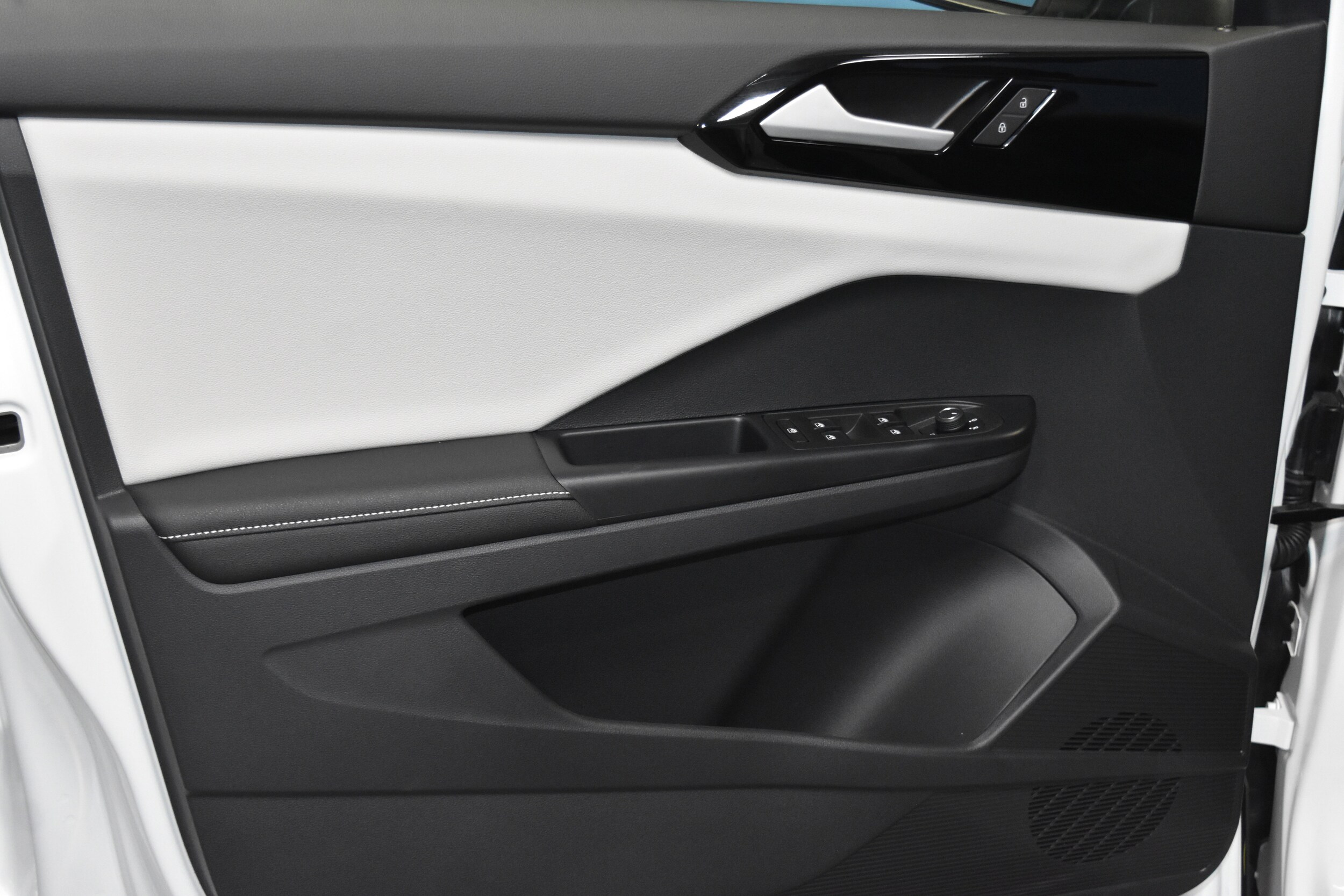 2025 Volkswagen Taos S photo 4