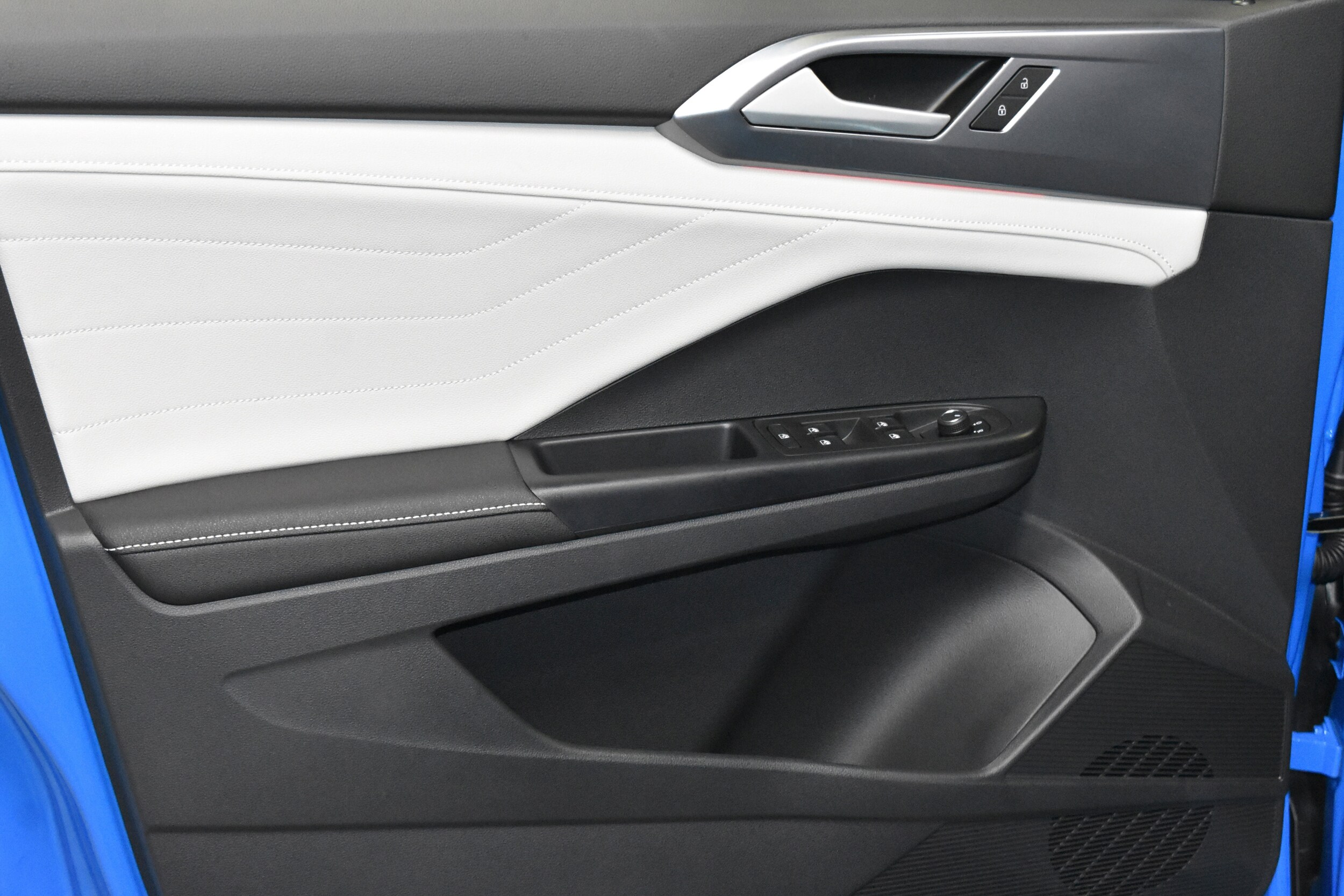 2025 Volkswagen Taos SEL photo 4