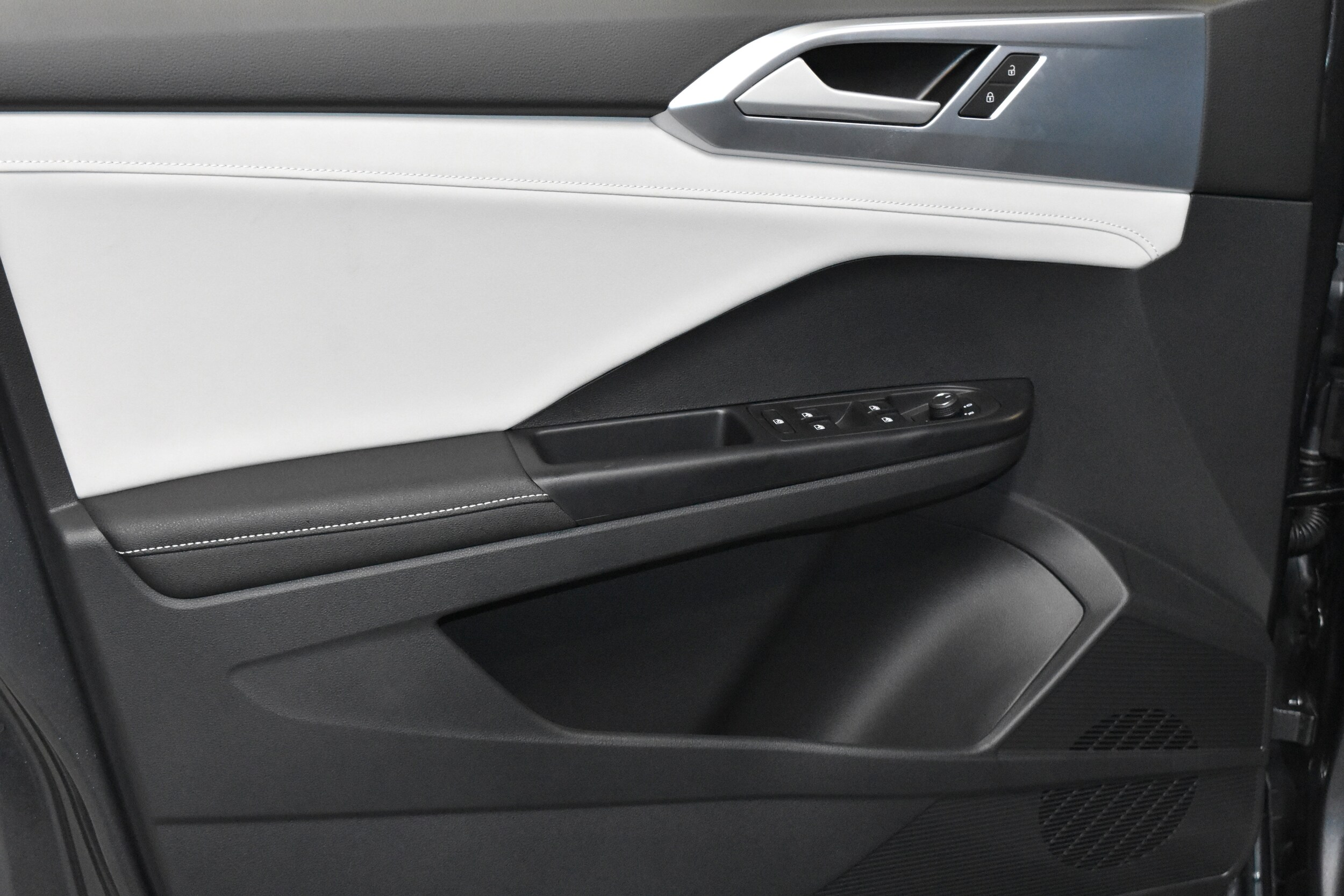 2025 Volkswagen Taos SE photo 4