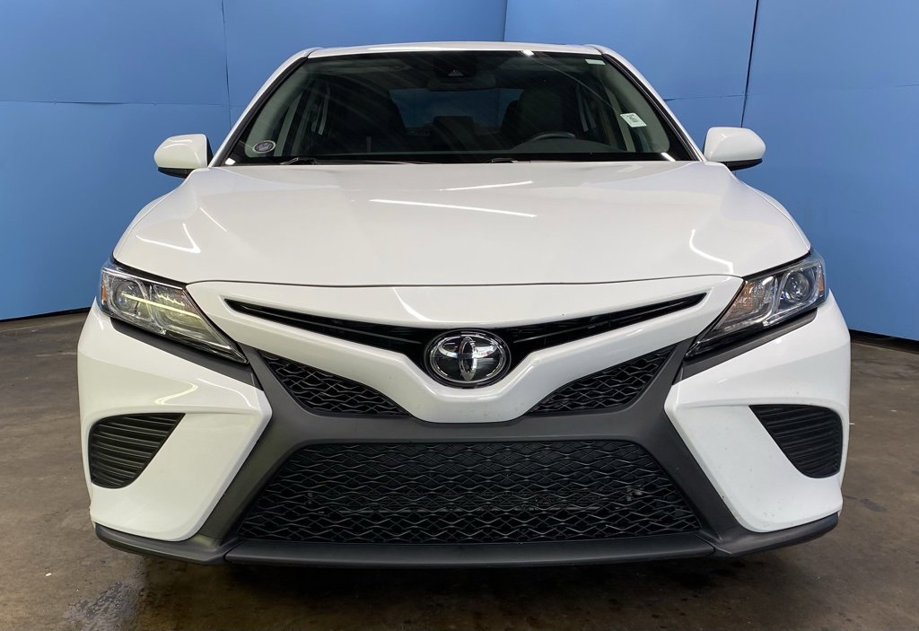 2020 Toyota Camry SE photo 3