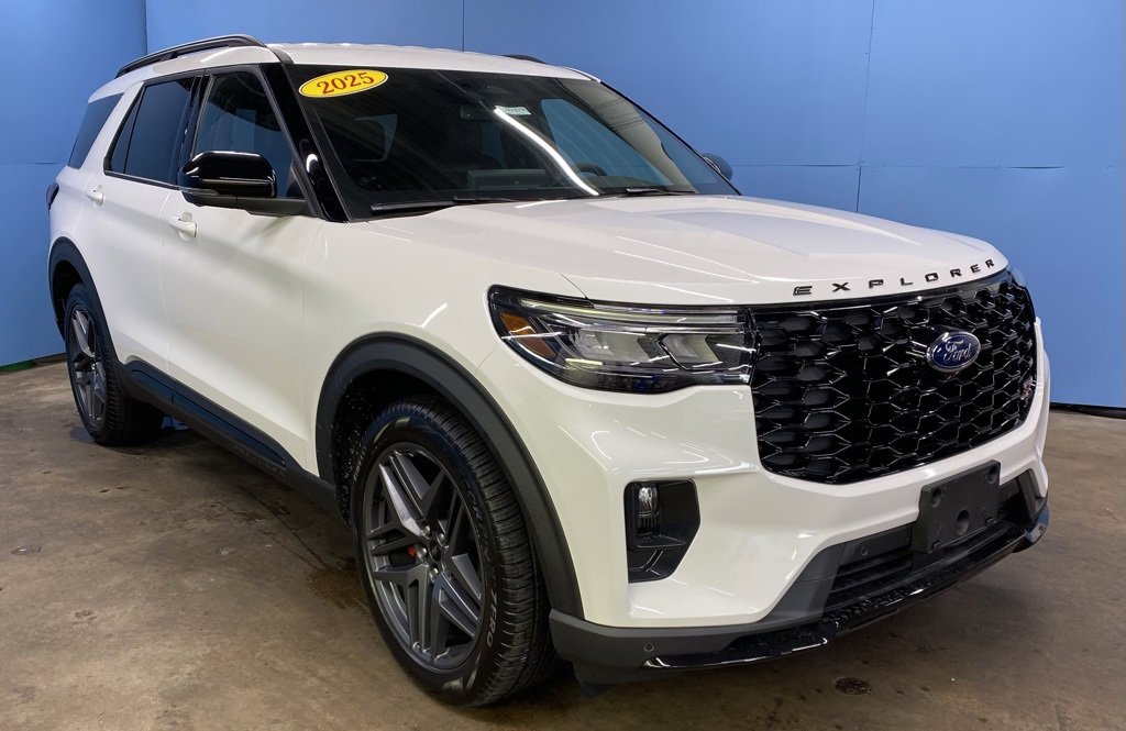 2025 Ford Explorer ST photo 2