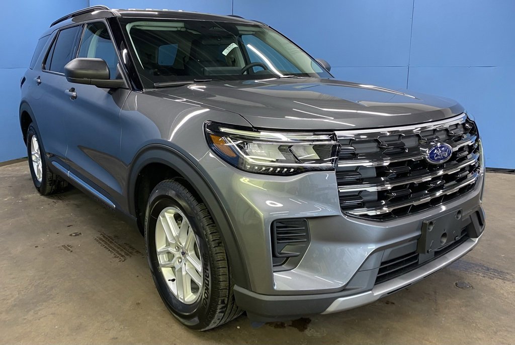 2025 Ford Explorer photo 2