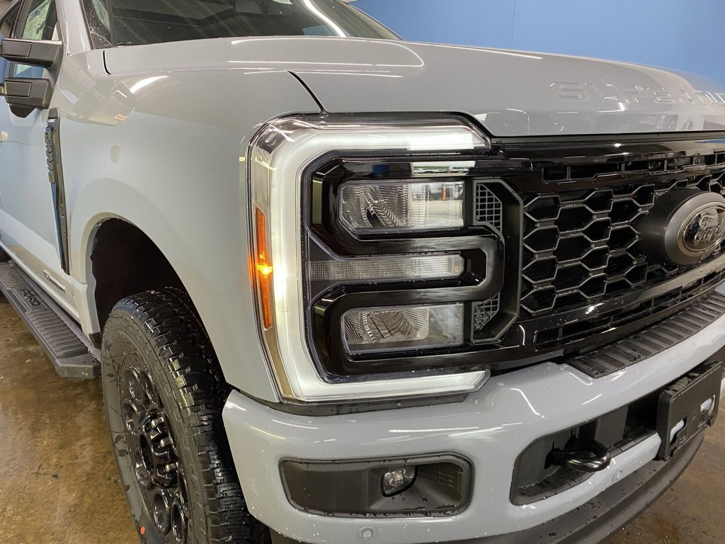2025 Ford F-250 Lariat photo 2