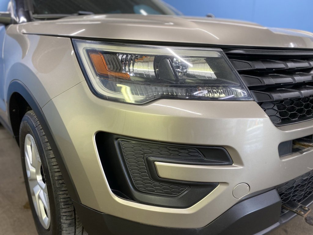 2016 Ford Explorer photo 2