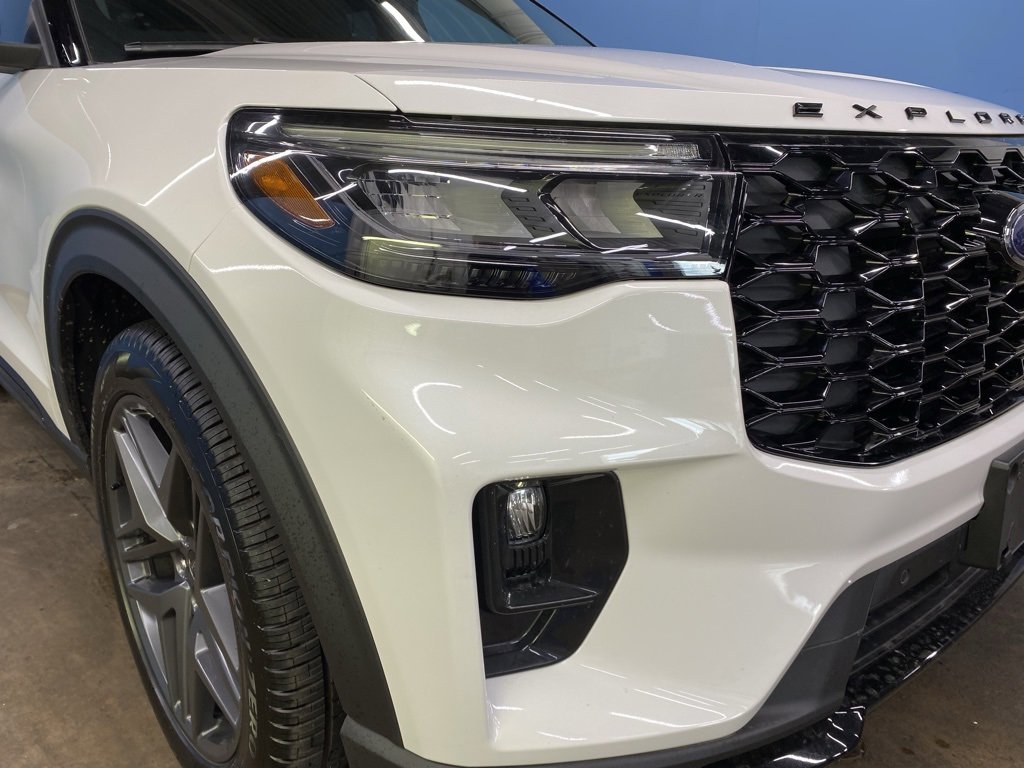 2025 Ford Explorer ST photo 2