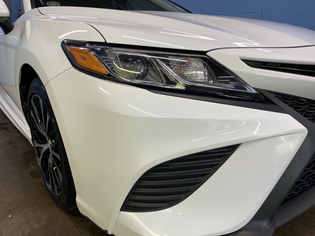 2020 Toyota Camry SE photo 2