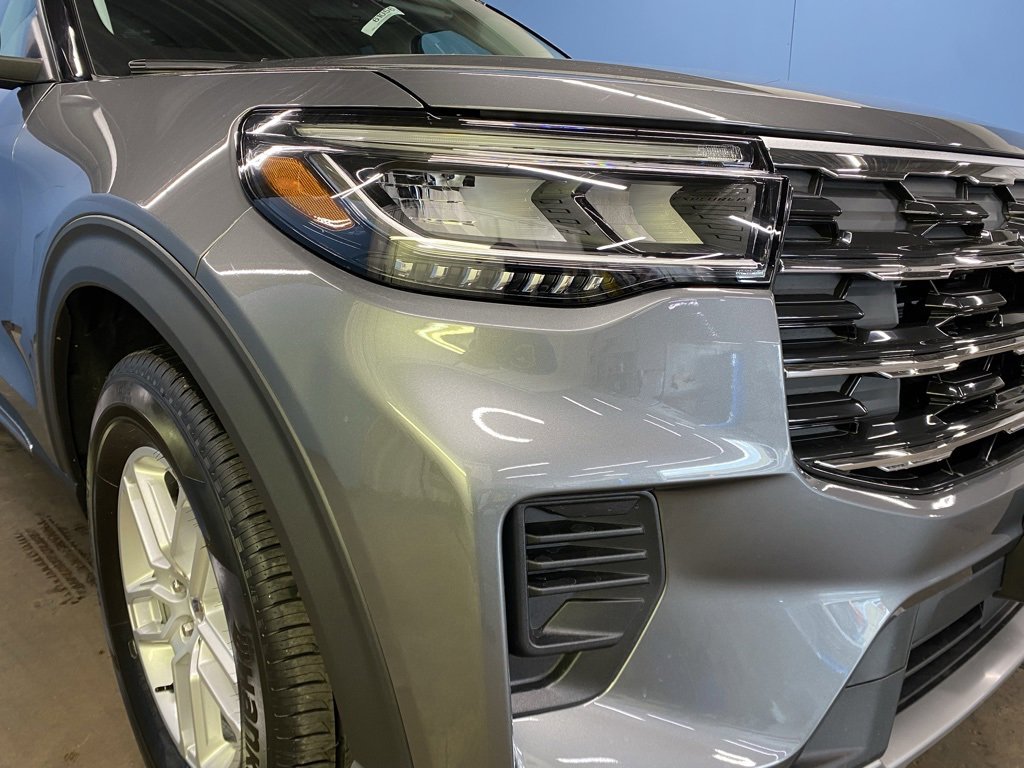 2025 Ford Explorer photo 2
