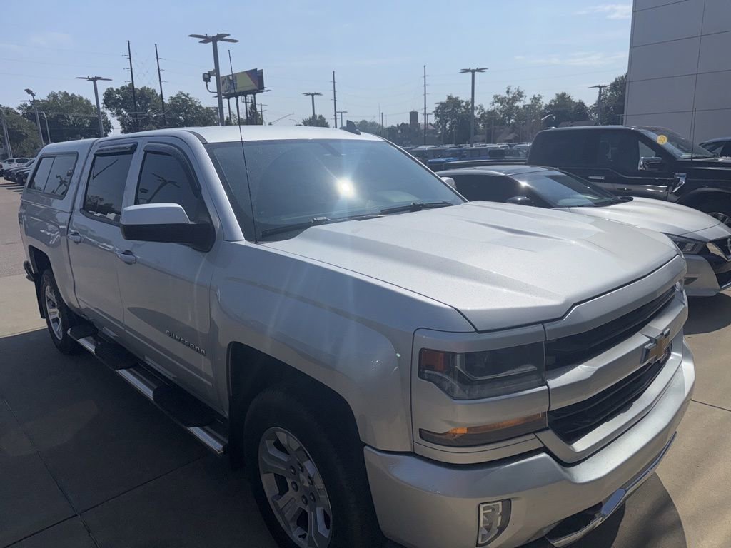 2017 Chevrolet Silverado 1500 LT photo 2
