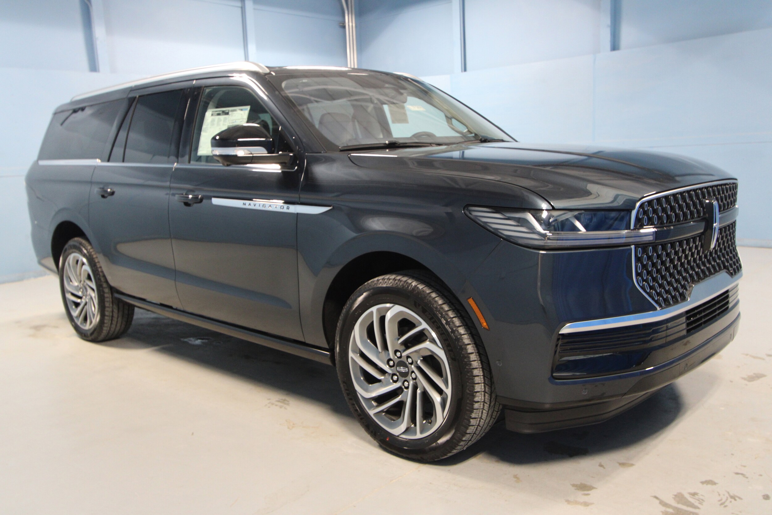 2025 Lincoln Navigator L Reserve photo 2
