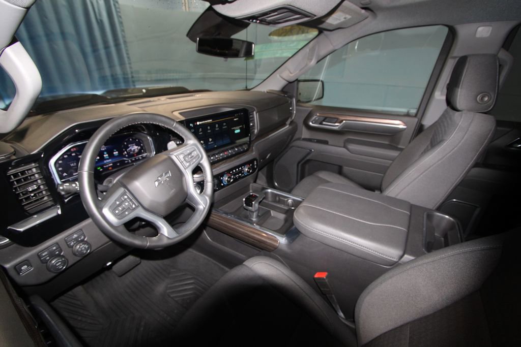 2025 Chevrolet Silverado 1500 LT Trail Boss photo 2