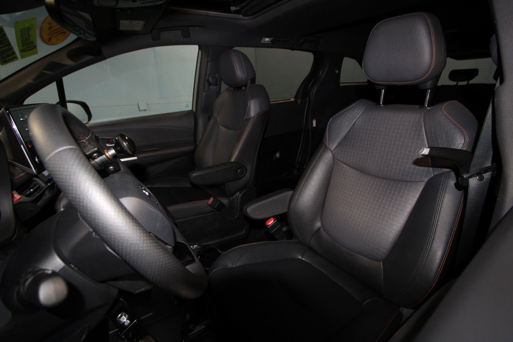 2023 Toyota Sienna XSE photo 3