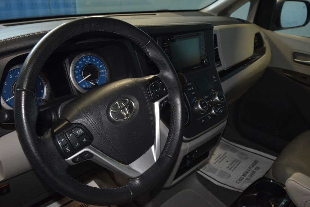 Used 2020 Toyota Sienna XLE with VIN 5TDYZ3DC9LS068121 for sale in Evansville, IN