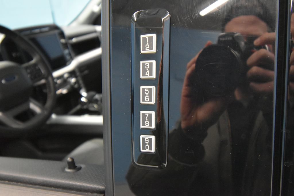 2023 Ford F-150 XLT photo 2