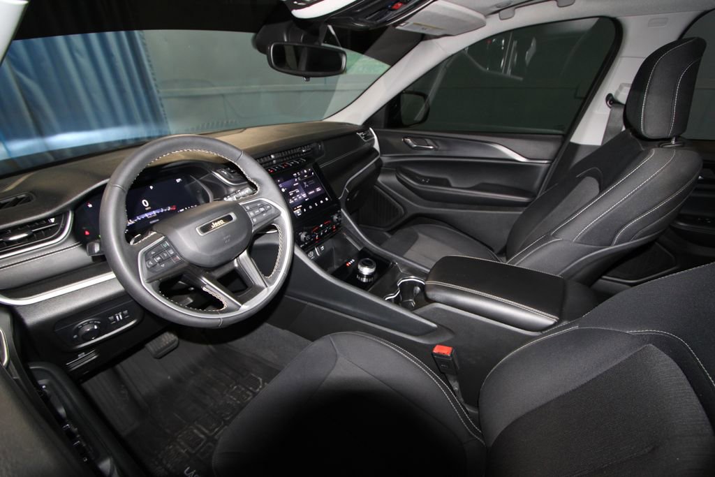 2024 Jeep Grand Cherokee Laredo Sport photo 2
