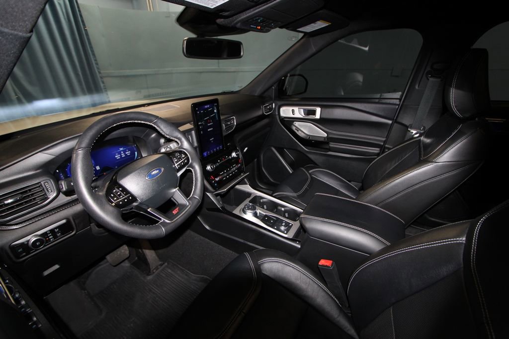 2023 Ford Explorer ST photo 2