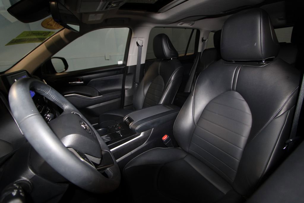 2023 Toyota Highlander L photo 3