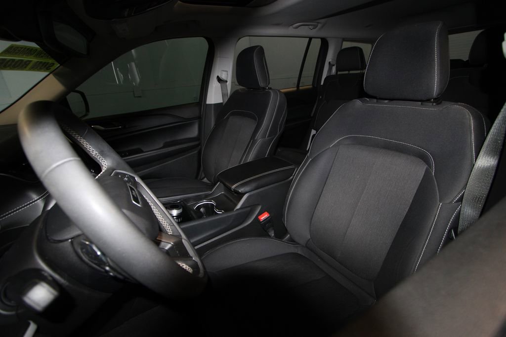 2024 Jeep Grand Cherokee Laredo Sport photo 3