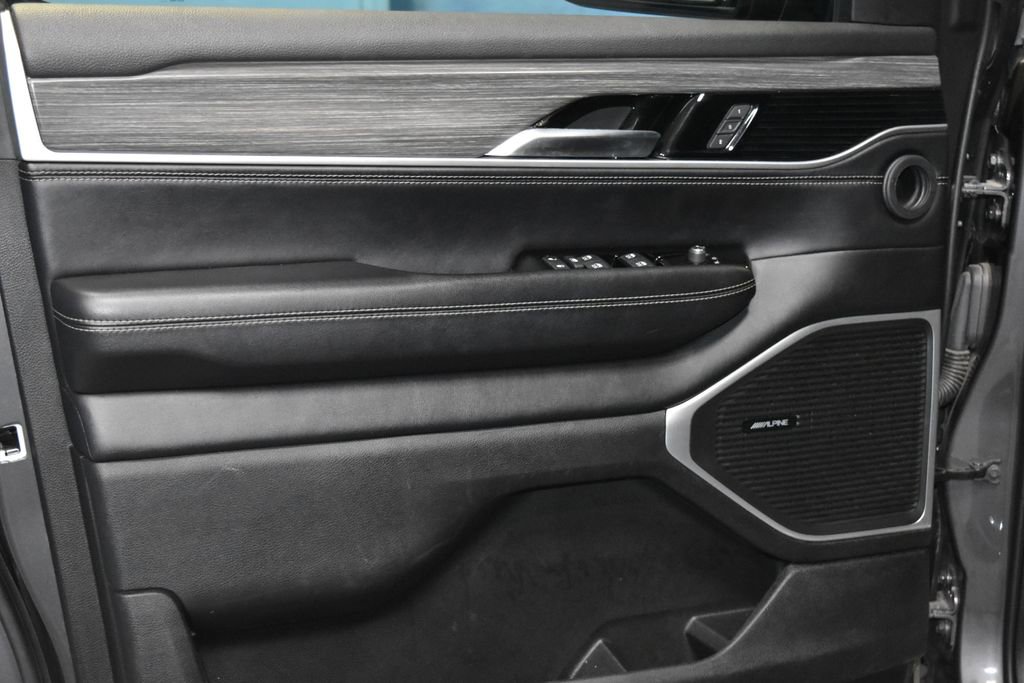 2023 Jeep Wagoneer L Series II photo 3