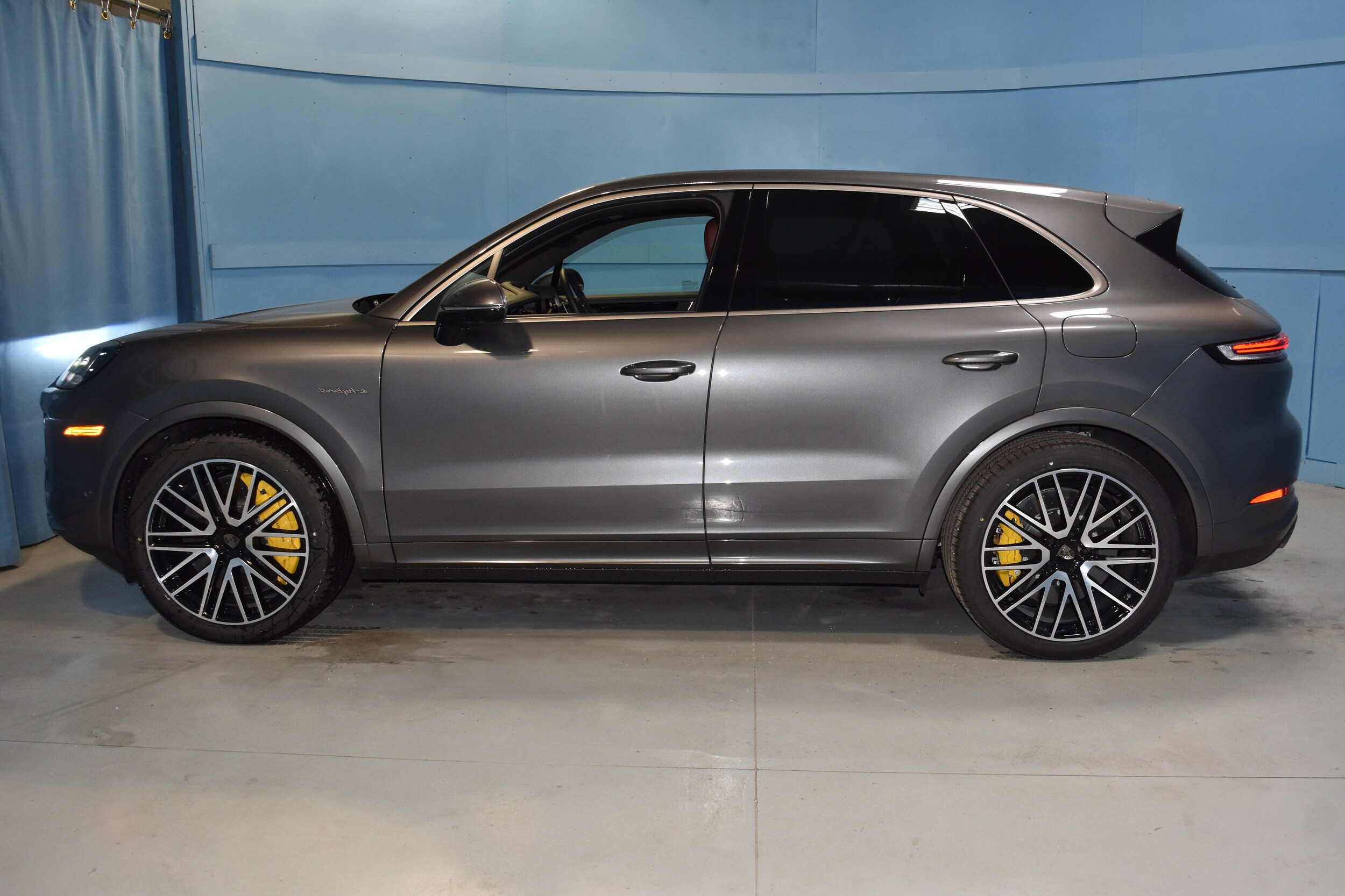 2025 Porsche Cayenne Turbo E-Hybrid photo 3