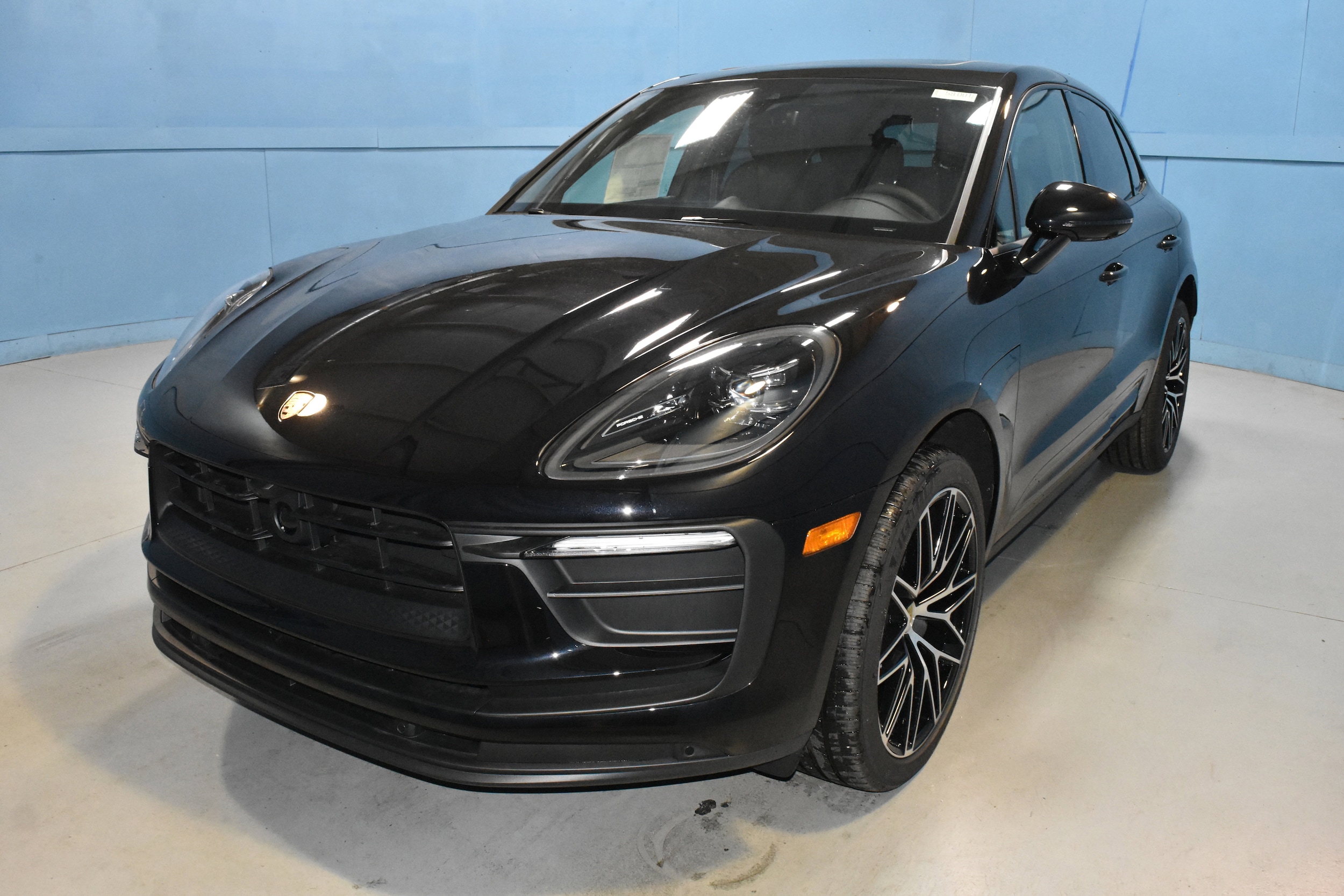 2025 Porsche Macan T photo 2
