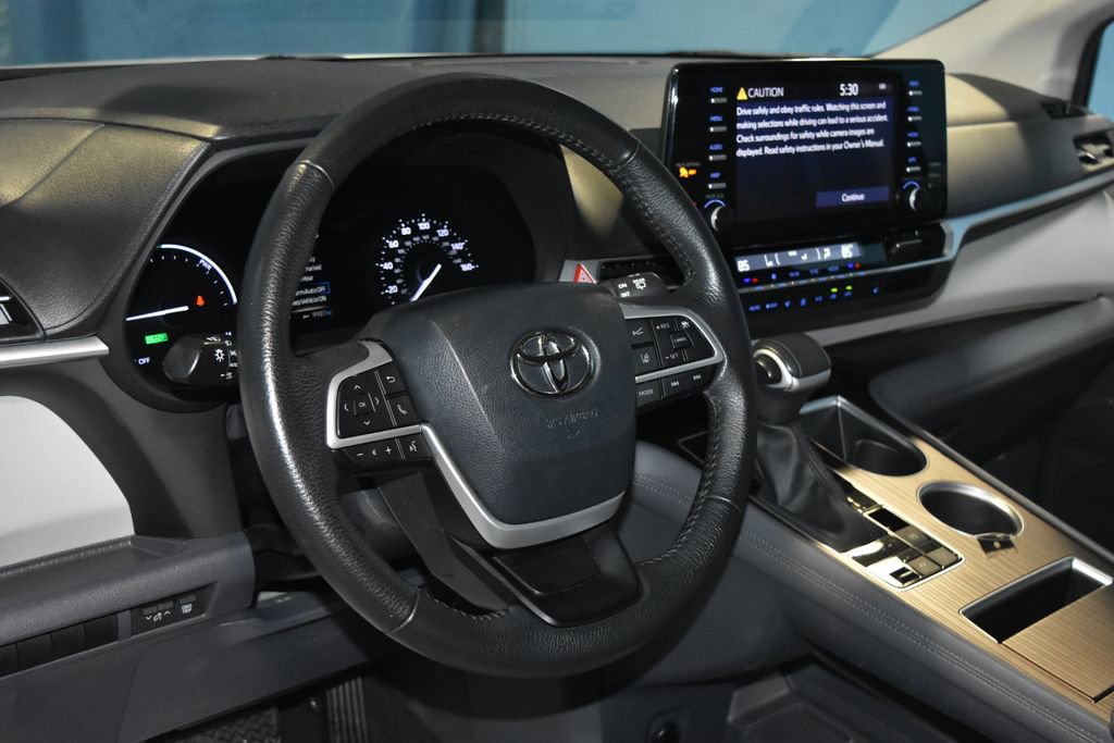 2023 Toyota Sienna XLE photo 2