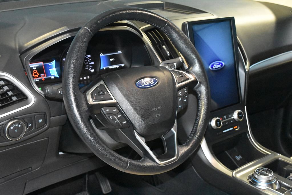 2022 Ford Edge SEL photo 2