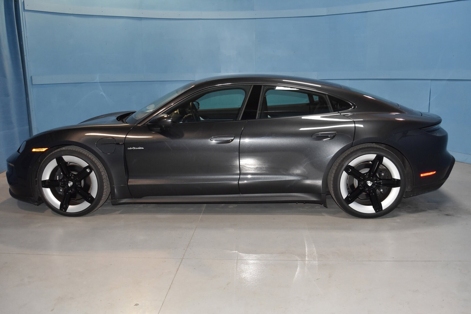2025 Porsche Taycan photo 3