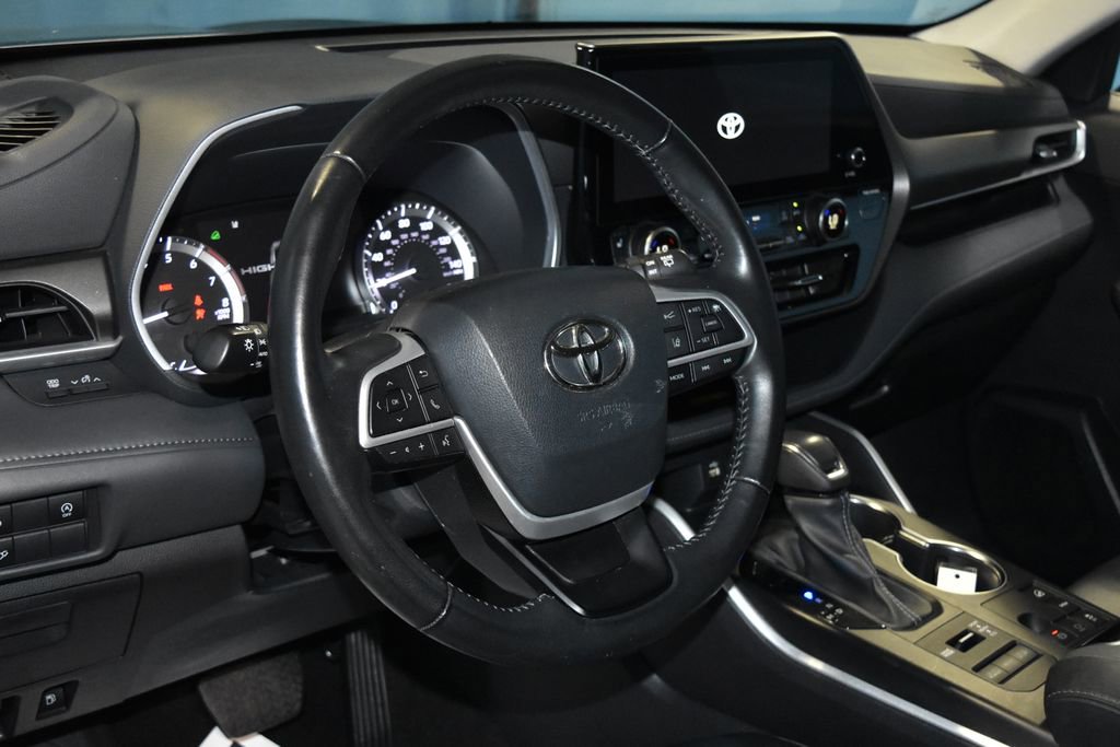 2023 Toyota Highlander Sport photo 2