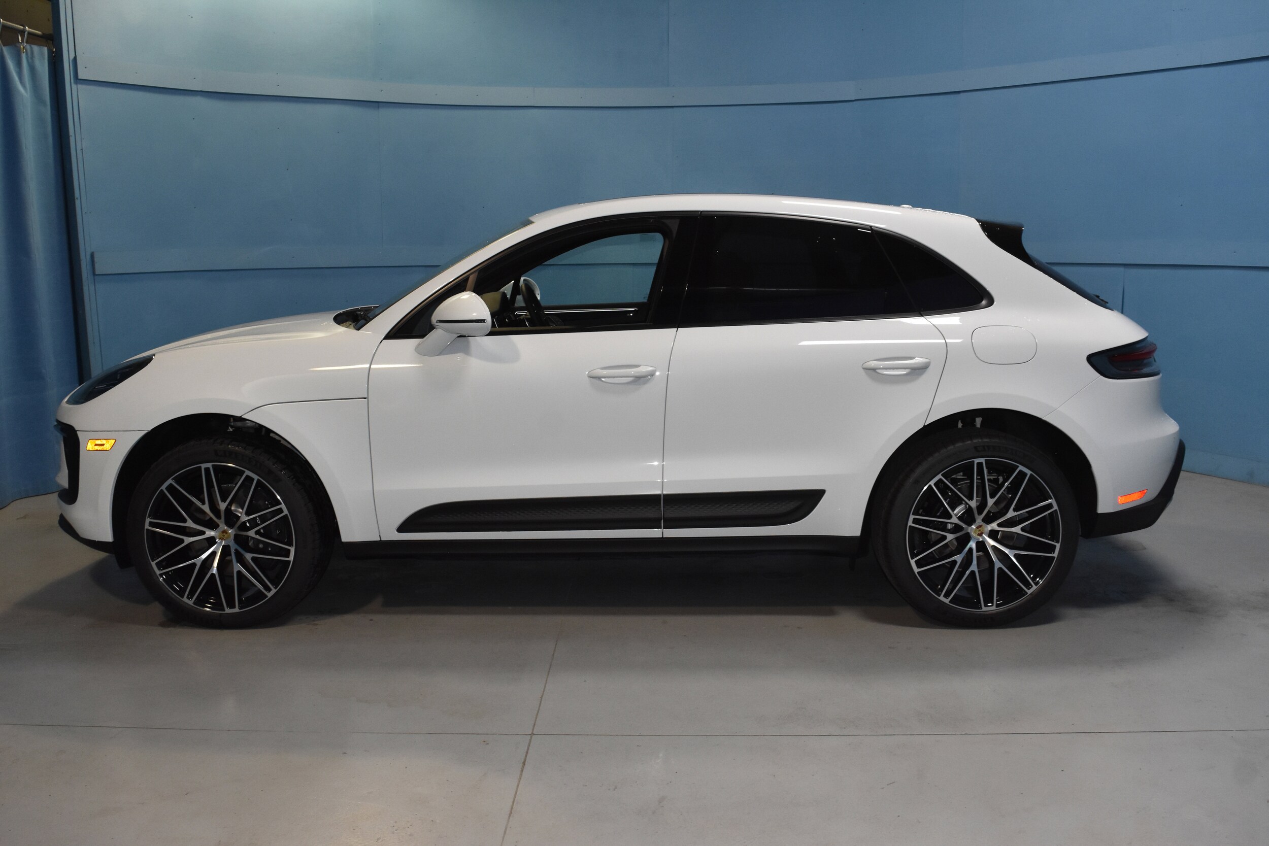 2025 Porsche Macan T photo 3