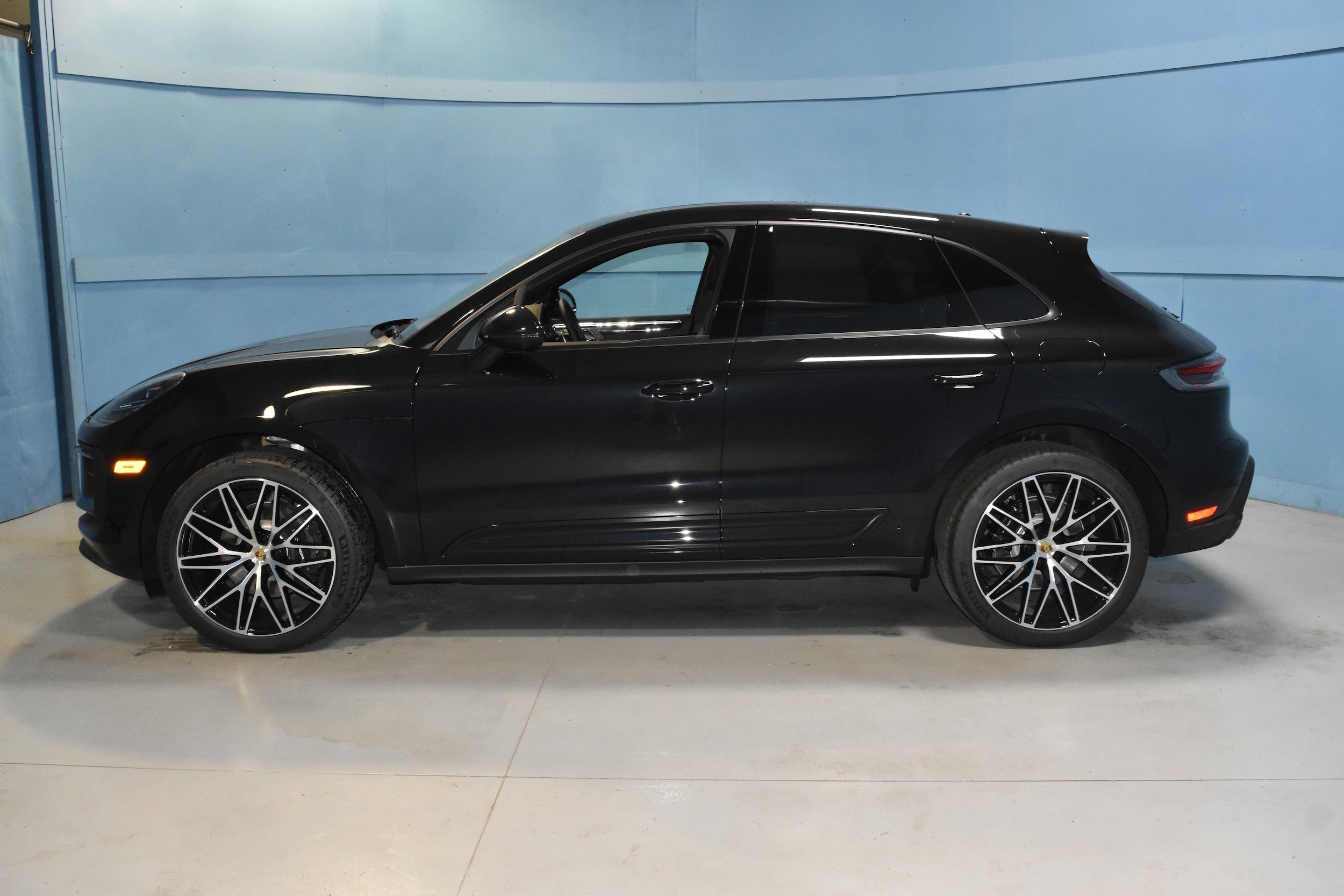 2025 Porsche Macan T photo 3