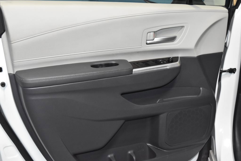 2023 Toyota Sienna XLE photo 3