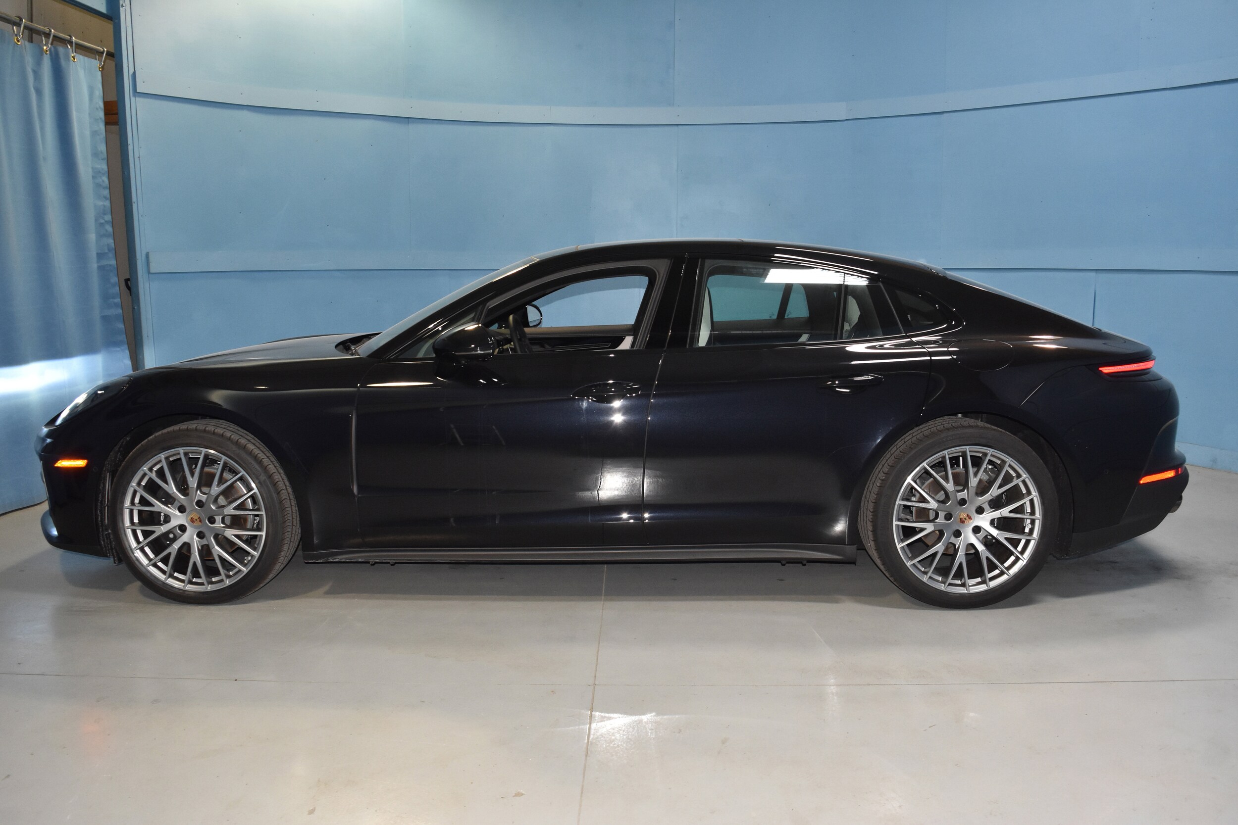 2025 Porsche Panamera 4 photo 3