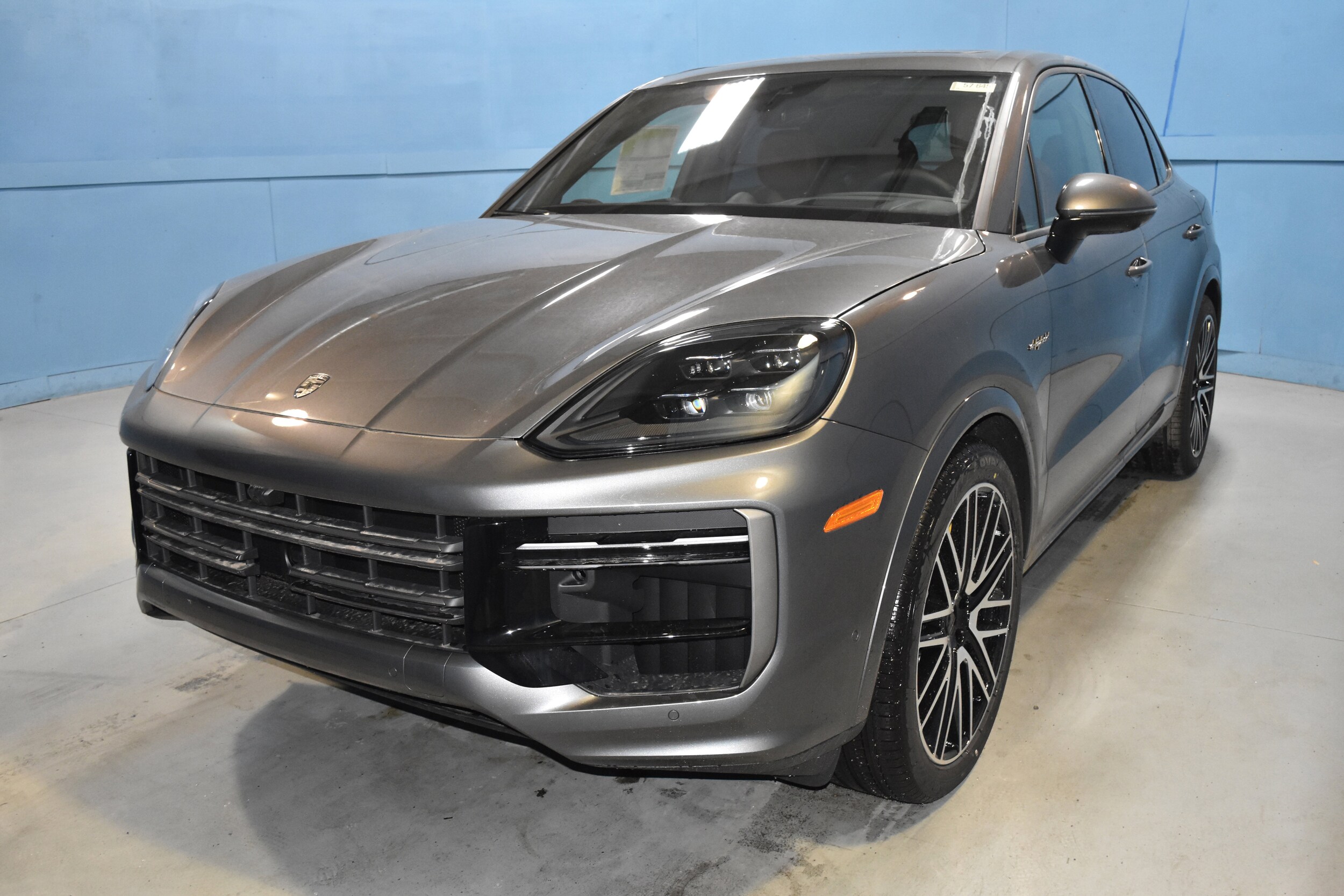 2025 Porsche Cayenne Turbo E-Hybrid photo 2