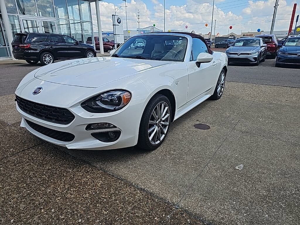 2018 Fiat 124 Spider Lusso photo 2