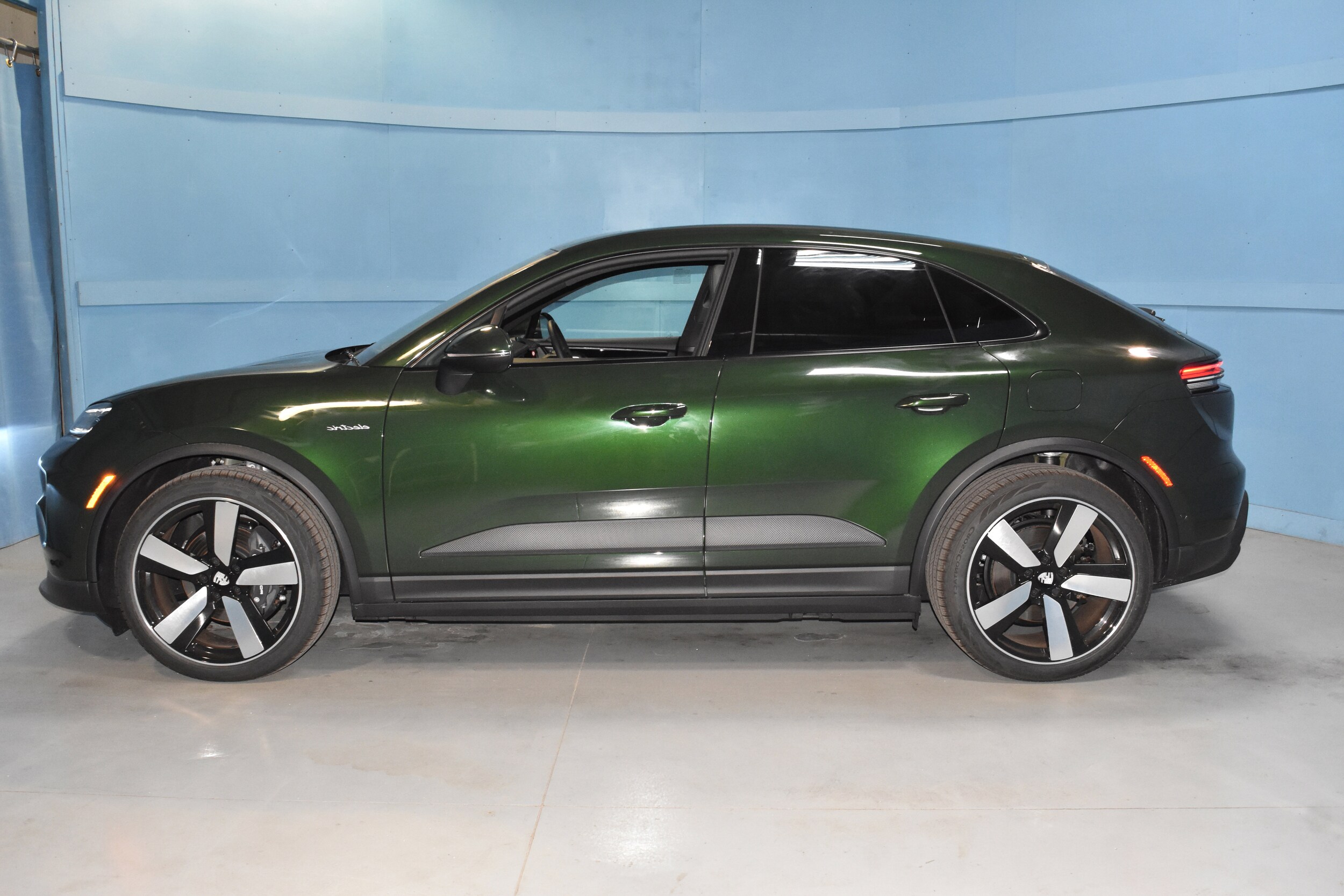 2025 Porsche Macan Electric 4 photo 3