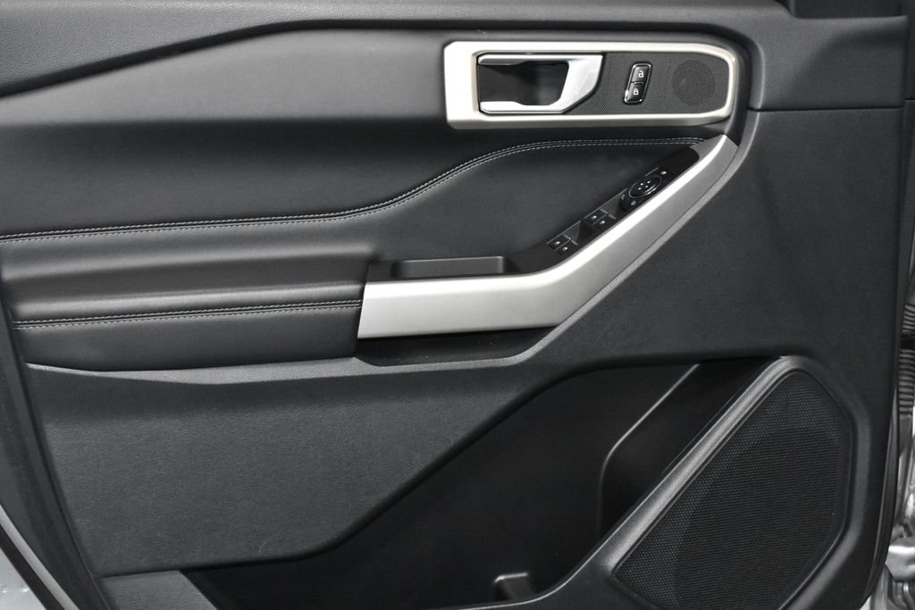 2023 Ford Explorer XLT Sport photo 3