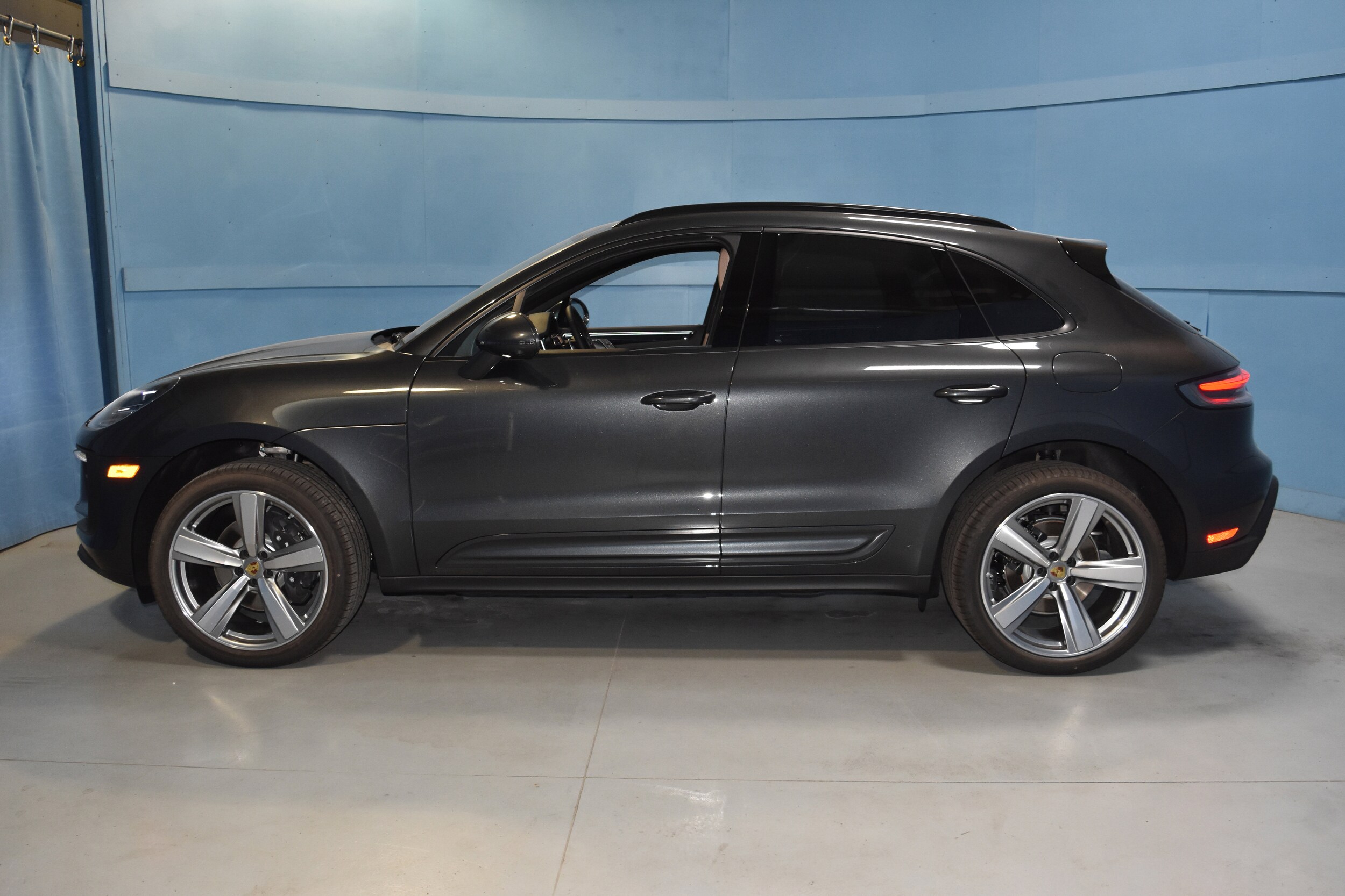 2025 Porsche Macan T photo 3