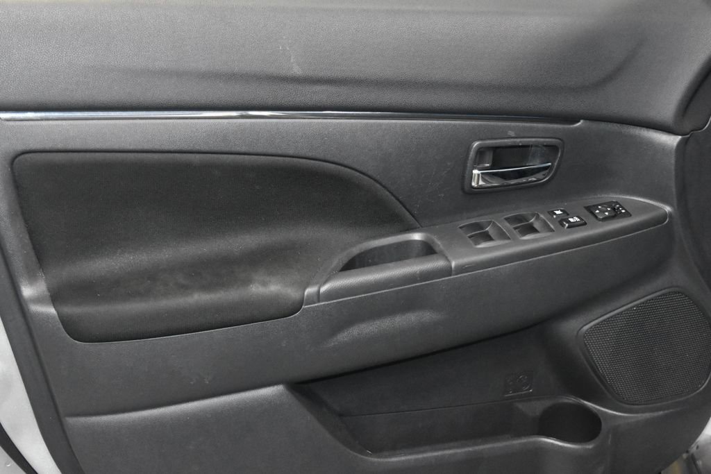 2024 Mitsubishi Outlander Sport SE photo 3