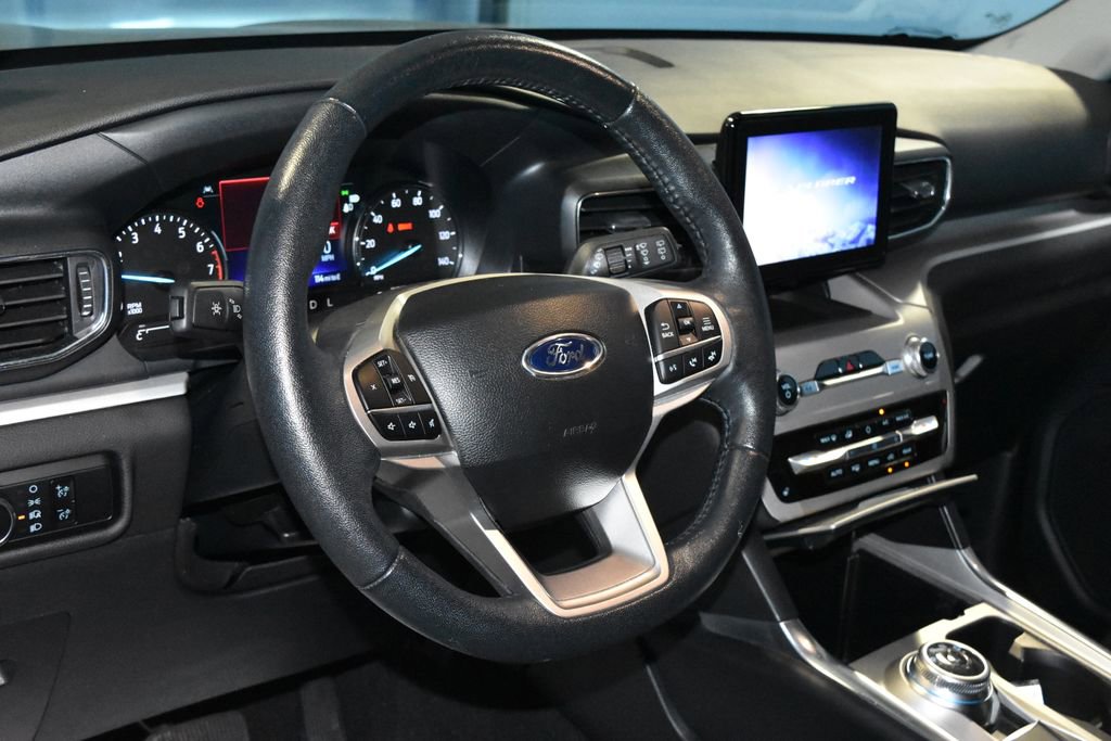2023 Ford Explorer XLT Sport photo 2