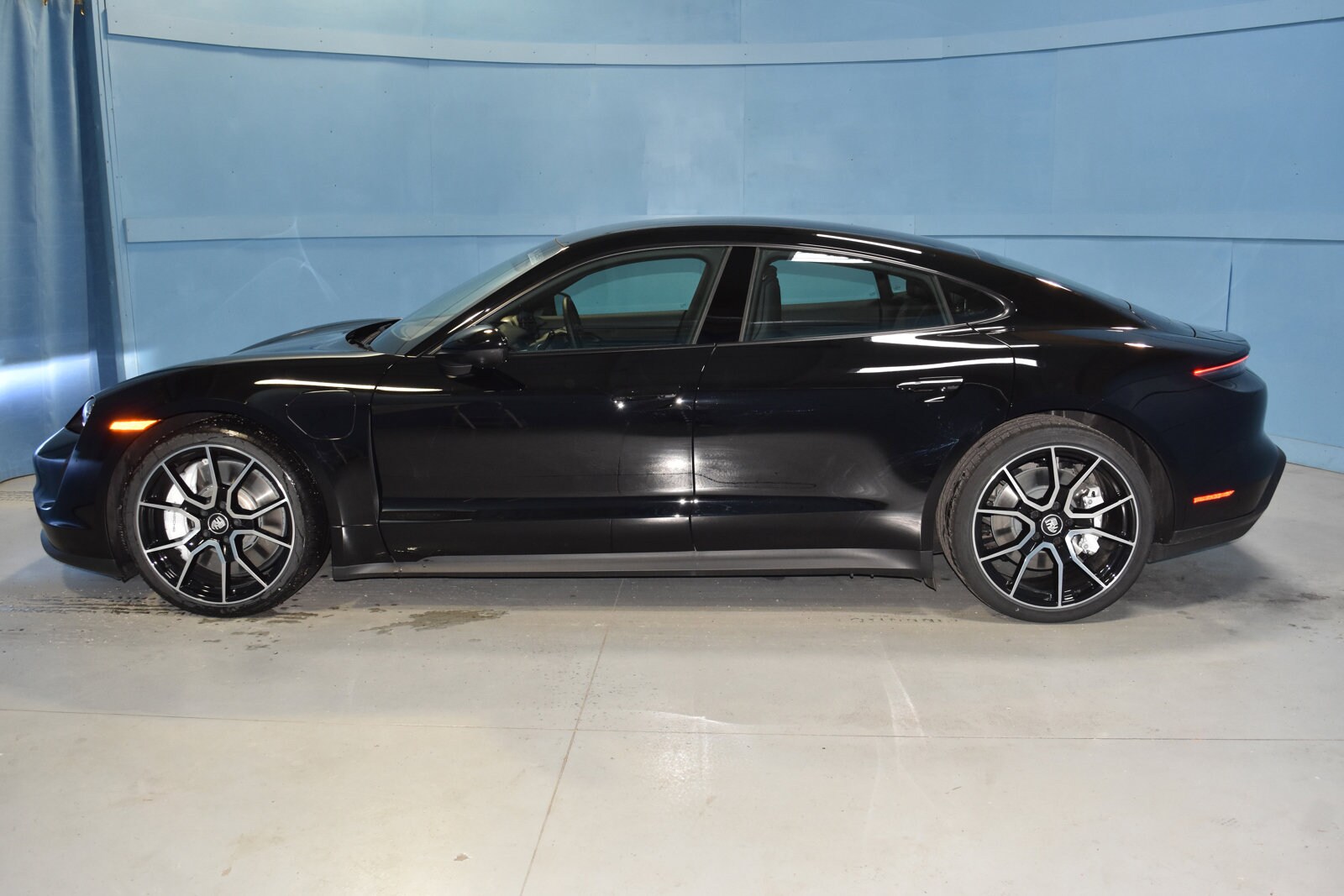 2024 Porsche Taycan photo 3