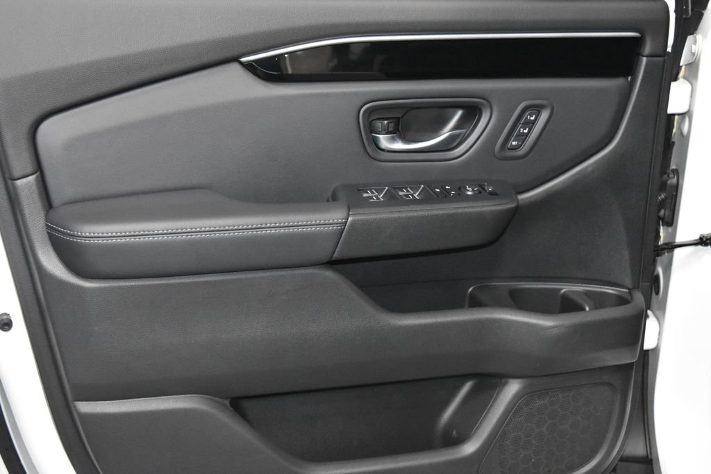 2025 Honda Pilot Touring Sport photo 3