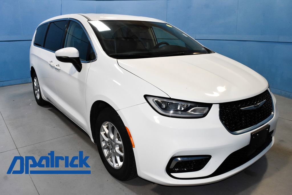 2023 Chrysler Pacifica Touring L's photo